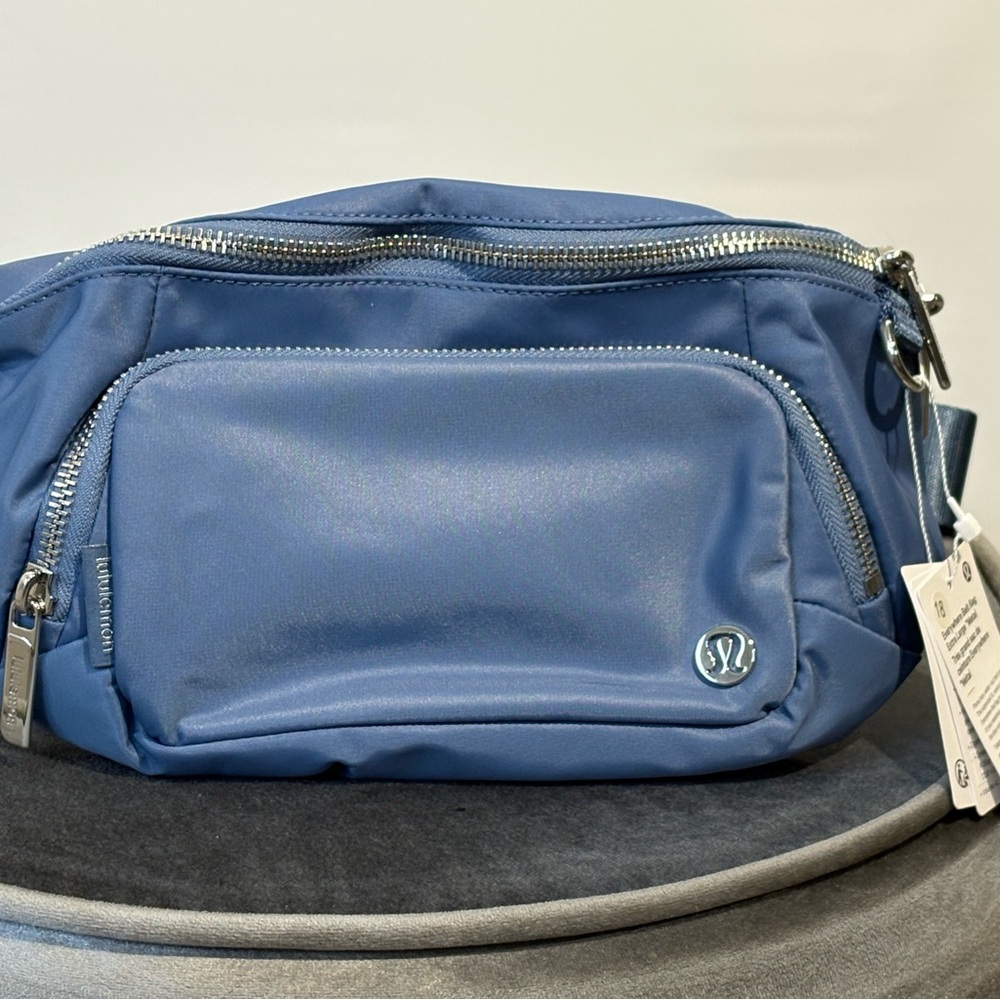 NWT everywhere belt bag, extra large *metal (washed denim/silver)